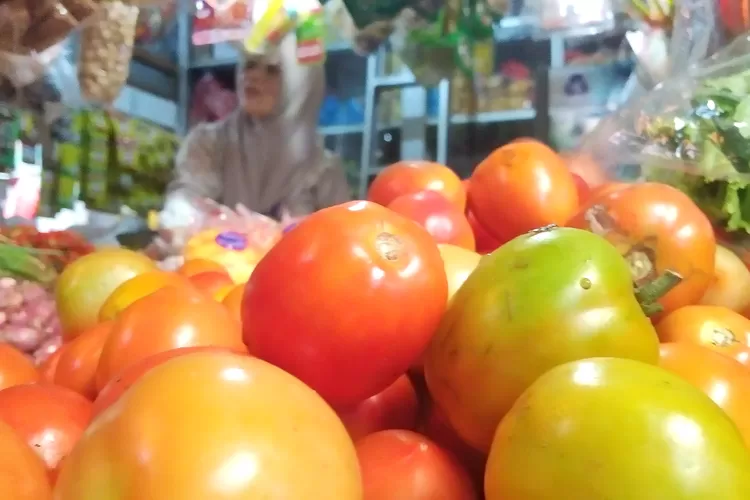 harga-tomat-di-pasar-genteng-banyuwangi-mulai-melandai:-rp-10-ribu-per-kg