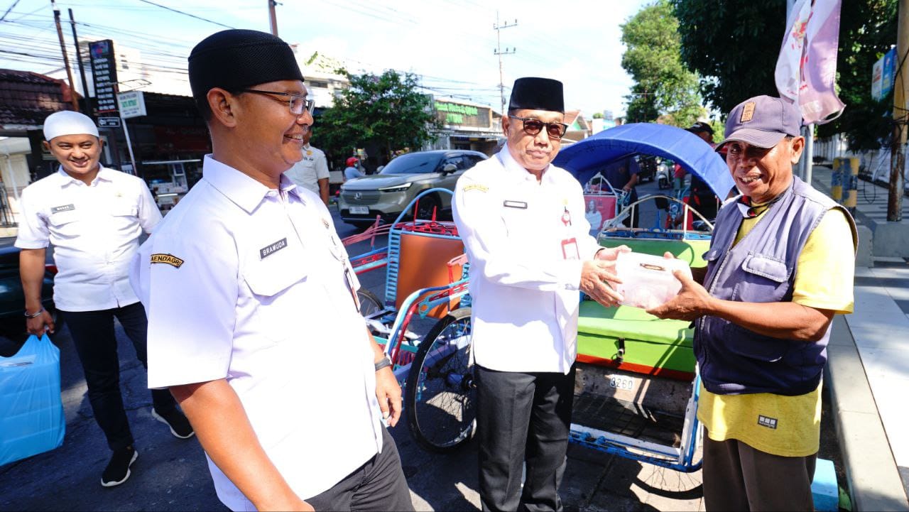 asn-banyuwangi-gotong-royong-salurkan-ratusan-paket-daging-kurban
