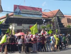Gruduk Polresta Banyuwangi, Ratusan Warga Minta Petani Pakel Dibebaskan