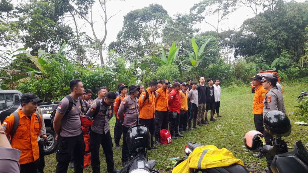 tim-sar-evakuasi-dua-pendaki-tersesat-di-gunung-adeng,-bali