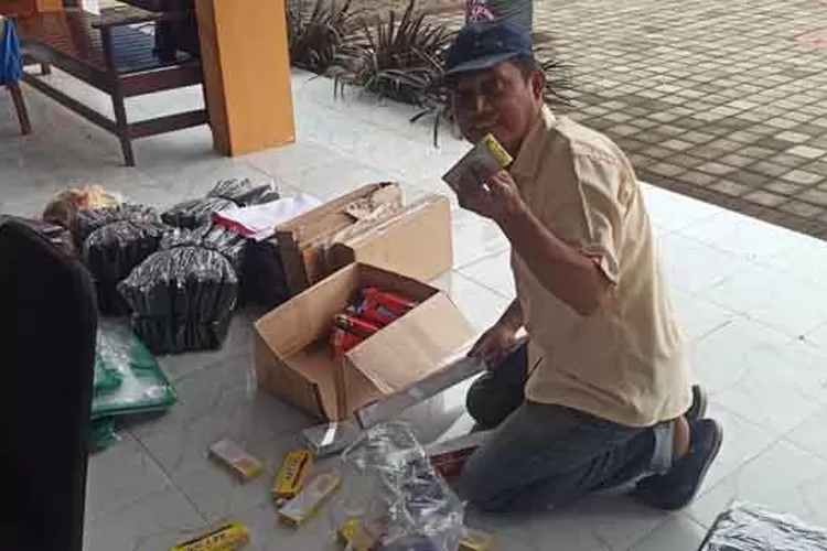 persiapan-jelang-agenda-pilkada-2024,-kpu-banyuwangi-distribusikan-logistik-pantarlih-ke-desa