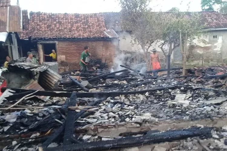 lupa-matikan-tungku,-tiga-rumah-warga-di-suboh-situbondo-terbakar-habis
