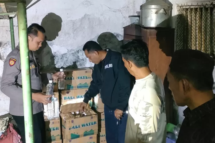 polisi-duga-agen-miras,-warung-di-besuki-situbondo-simpan-524-botol-arak-bali