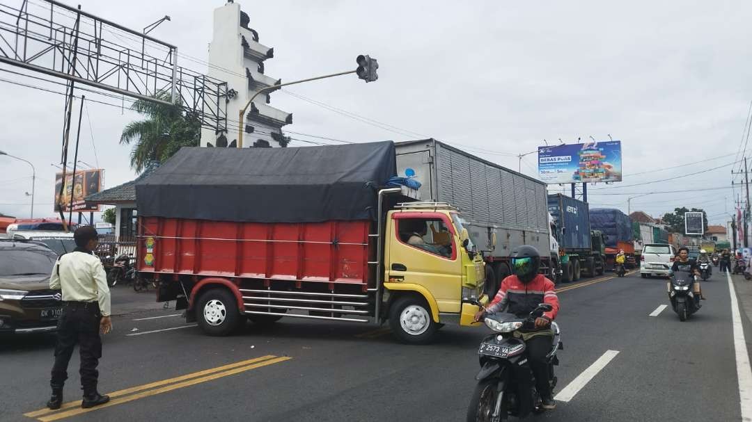 selain-cuaca-buruk,-polisi-sebut-macet-di-ketapang,-banyuwangi,-akibat-volume-kendaraan-naik
