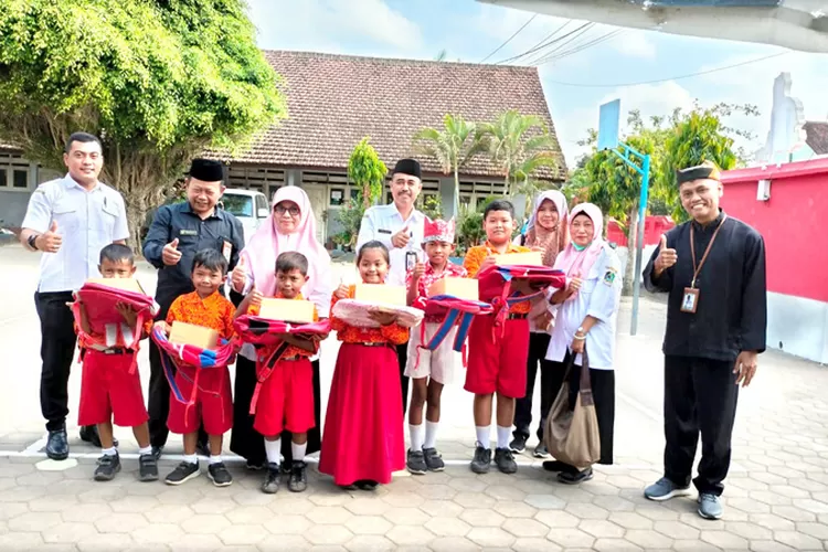 baznas-banyuwangi,-salurkan-bantuan-peralatan-sekolah-di-kecamatan-gambiran