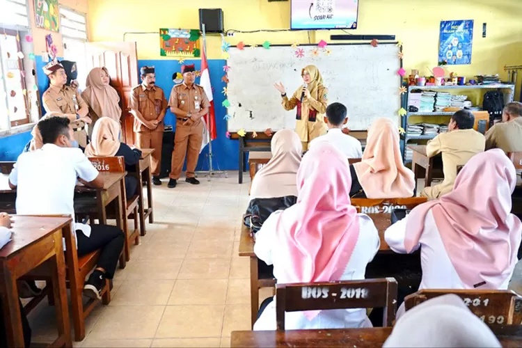 bupati-ipuk-larang-pungutan-ppdb-pada-sd-dan-smp-negeri-di-banyuwangi
