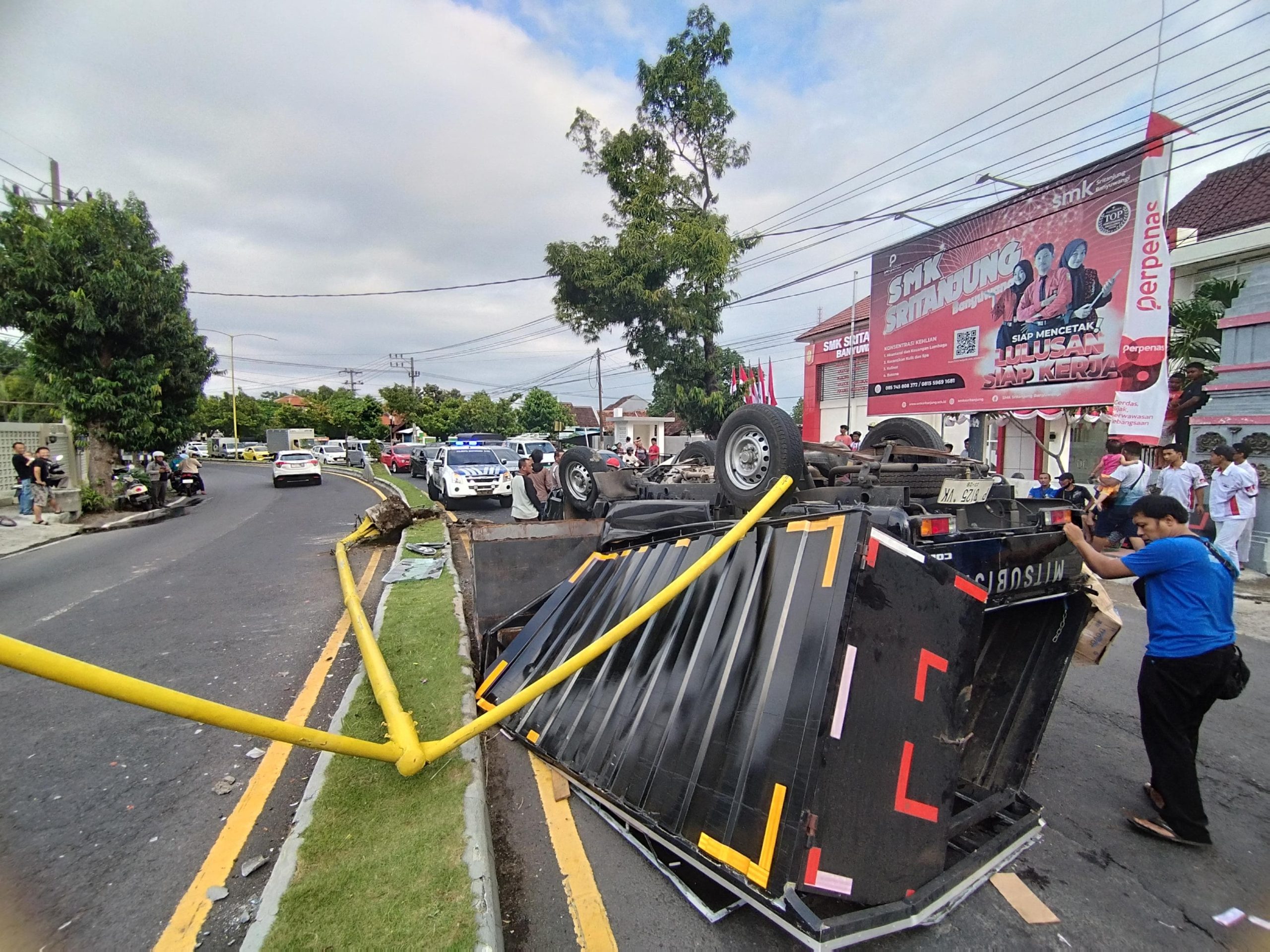 kecelakaan-mobil-box-di-jalan-brawijaya-banyuwangi-berhasil-dievakuasi