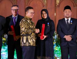 Bupati Ipuk Raih Manggala Karya Kencana dari BKKBN