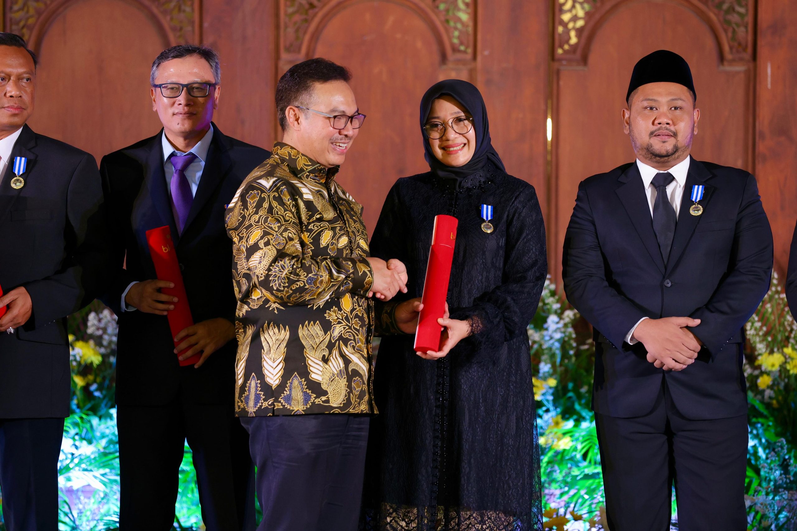 bupati-ipuk-raih-manggala-karya-kencana-dari-bkkbn