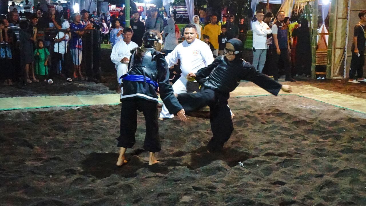 ratusan-pesilat-jawa-–-bali-bertarung-di-“banyuwangi-silat-on-the-beach”