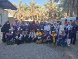Jamaah Haji Banyuwangi Menikmati Petik Kurma Muda dari Pohon Langsung