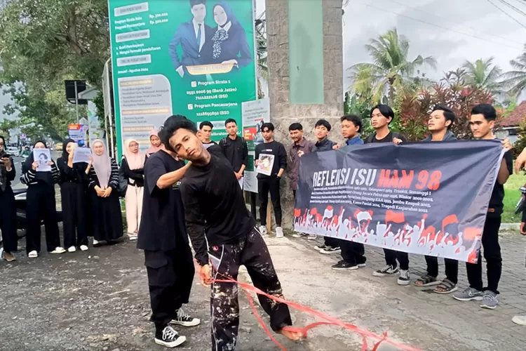 menolak-lupa,-mahasiswa-ibrahimy-genteng-banyuwangi-gelar-aksi-demo:-tuntut-usut-pelanggaran-ham