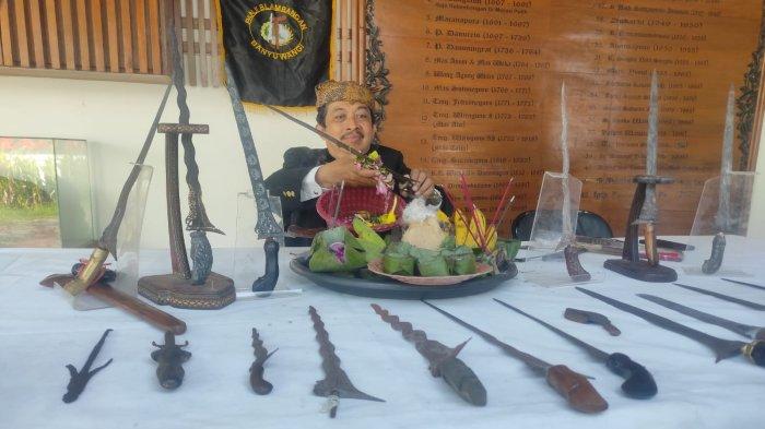 mengintip-ratusan-pusaka-di-banyuwangi-saat-dijamas-di-pada-awal-bulan-suro-–-tribunjatim.com