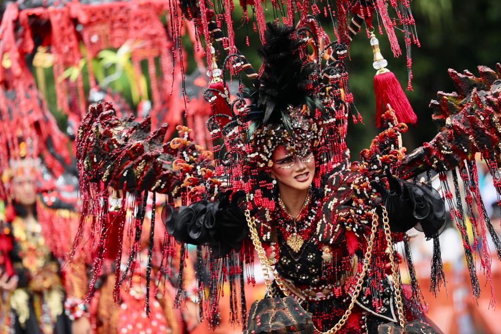 akhir-pekan-ini,-parade-kostum-etnik-kontemporer-banyuwangi-ethno-carnival-digelar