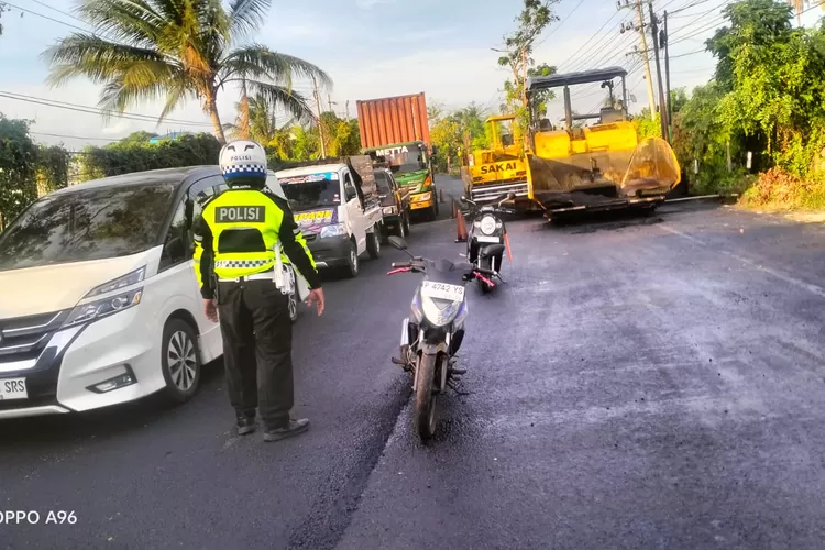 imbas-pelebaran-jalan,-jalur-pantura-situbondo-banyuwangi-di-macet-parah:-kendaraan-antri-3-jam