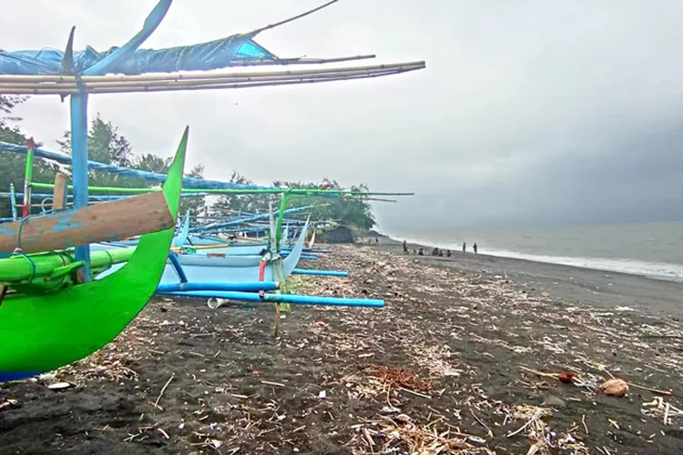 pantai-kedunen-di-desa-bomo-banyuwangi-dipenuhi-sampah,-bikin-wisatawan-kapok-berkunjung