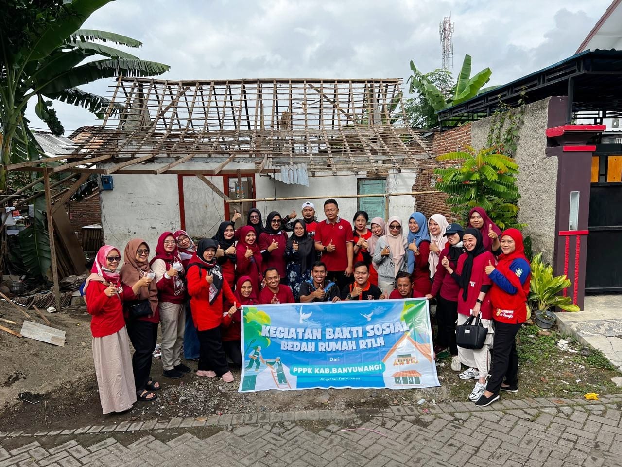 ungkap-syukur,-ratusan-pppk-di-banyuwangi-ikut-bedah-rumah-warga-miskin