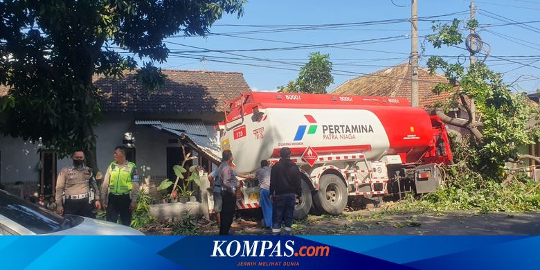 truk-pertamina-tabrak-2-rumah-di-banyuwangi,-sopir-diduga-mengantuk