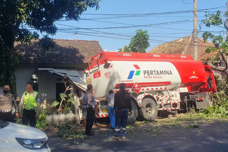 truk-pertamina-seruduk-rumah-warga-desa-ketapang-banyuwangi:-sopir-terindikasi-ngantuk
