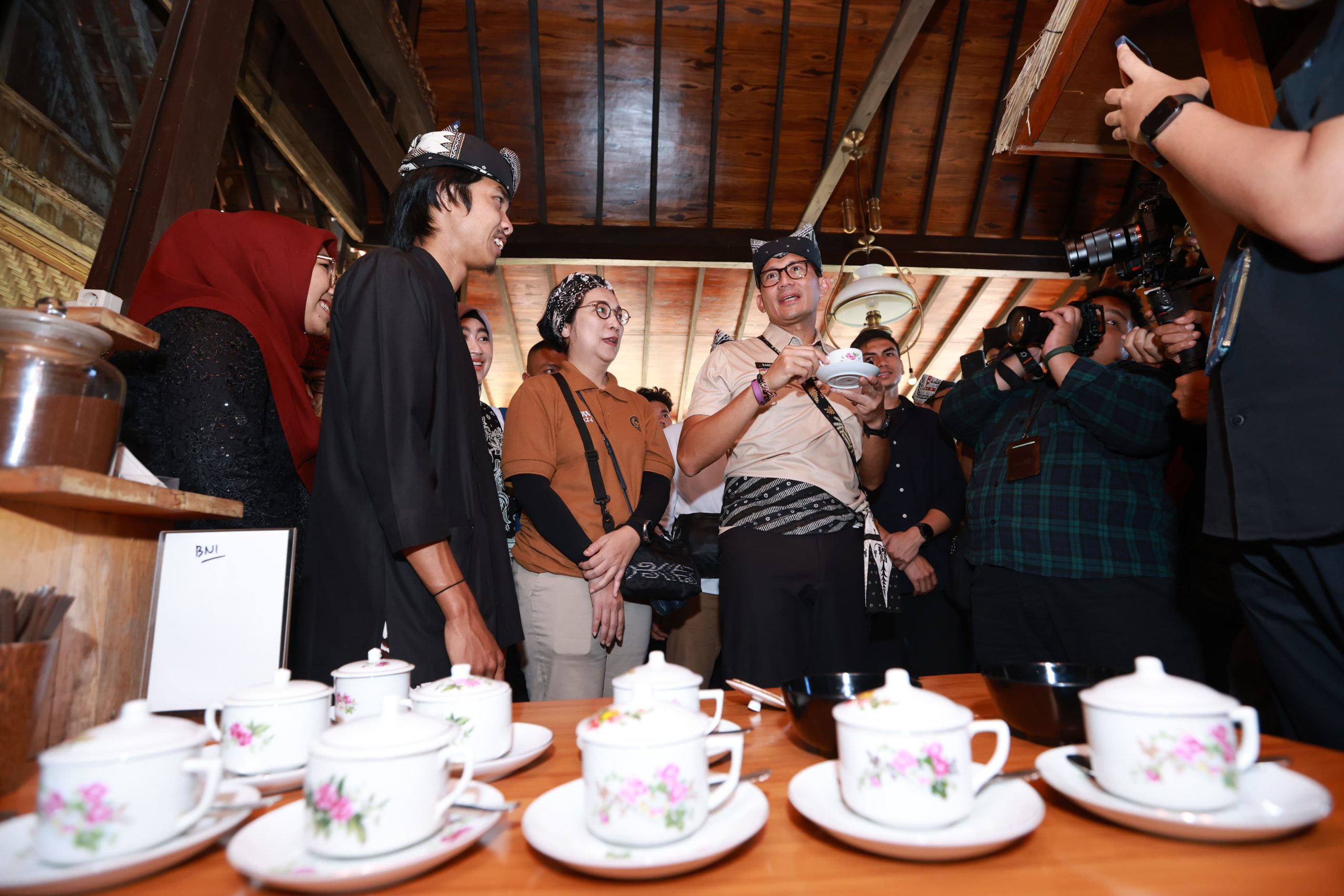 kunjungi-desa-wisata-adat-kemiren-banyuwangi,-menteri-sandiaga:-pengalaman-world-class-tourism