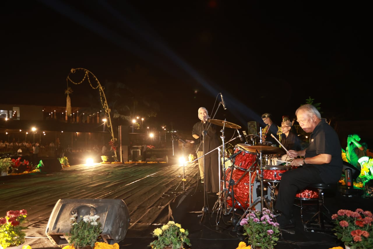 ke-agrowisata-tamansuruh,-menteri-basuki-nge-drum-dan-menyanyi-untuk-banyuwangi