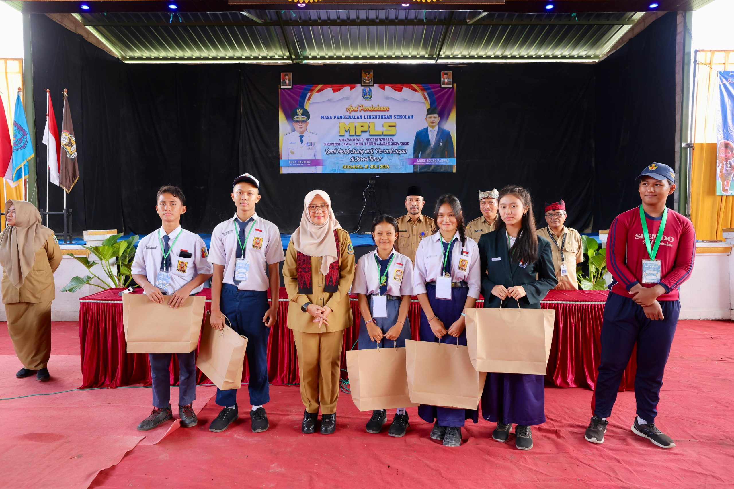 hari-pertama-sekolah,-bupati-ipuk-ajak-siswa-deklarasi-anti-bullying