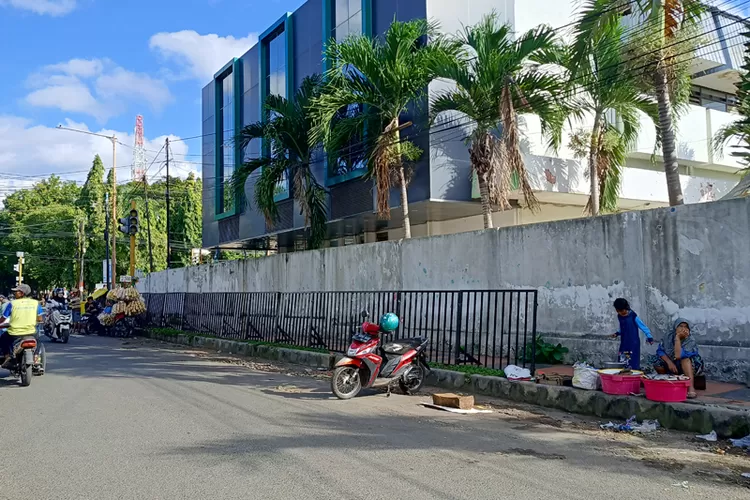 relokasi-pkl-pasar-tiga-berlian-banyuwangi-masih-tersendat:-terkendala-pemasangan-paving