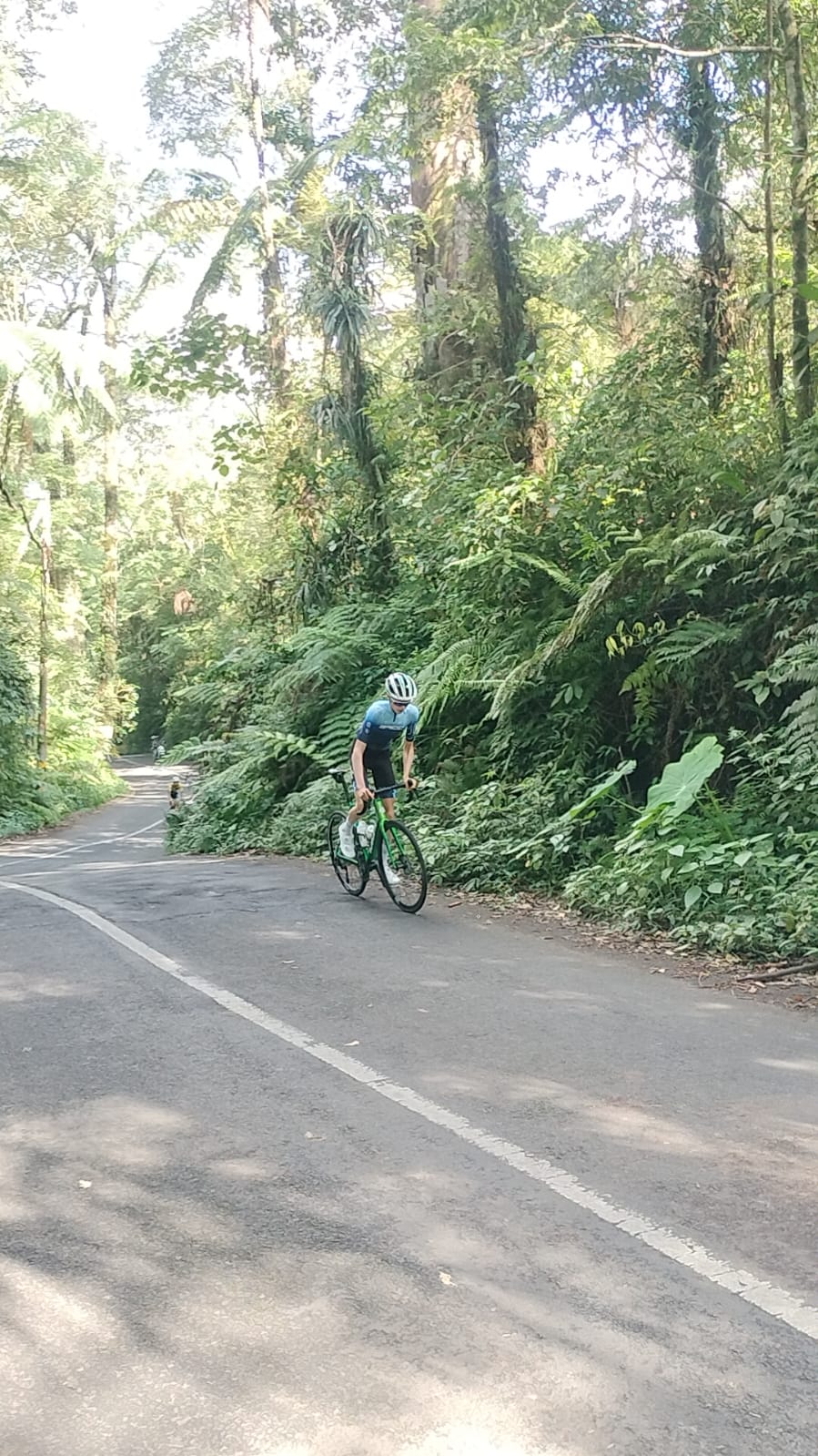 pembalap-dari-berbagai-tim-mancanegara-mulai-berdatangan-dan-coba-track-banyuwangi-tour-de-ijen