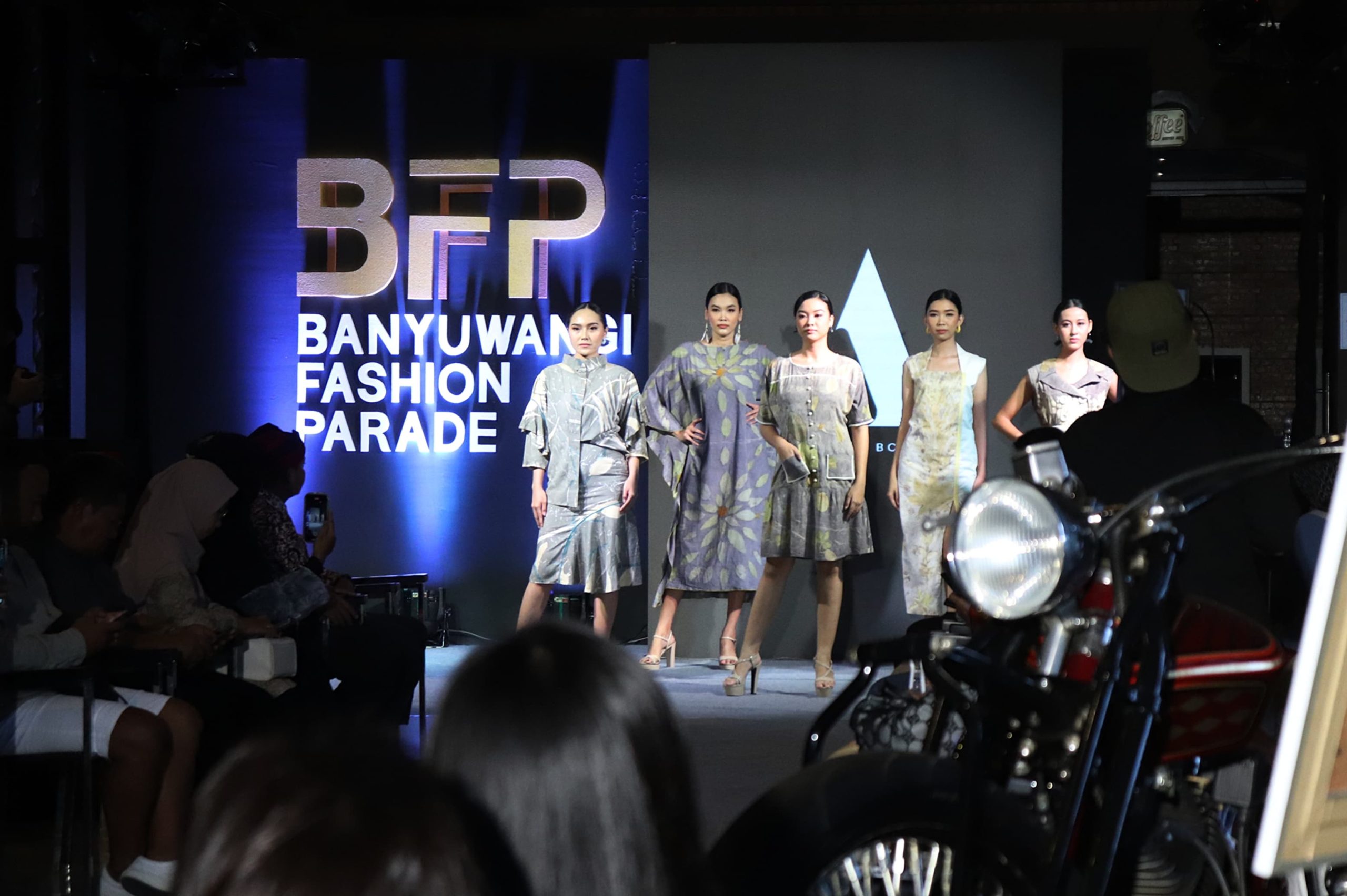 busana-ecoprint-hingga-trend-fashion-muslim-tampil-cantik-di-banyuwangi-fashion-parade-2024