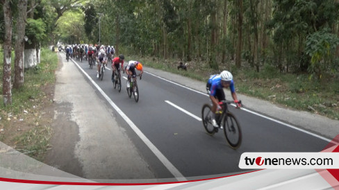 bersarung-di-tdbi-2024,-bupati-banyuwangi-lepas-99-pembalap-dari-20-tim