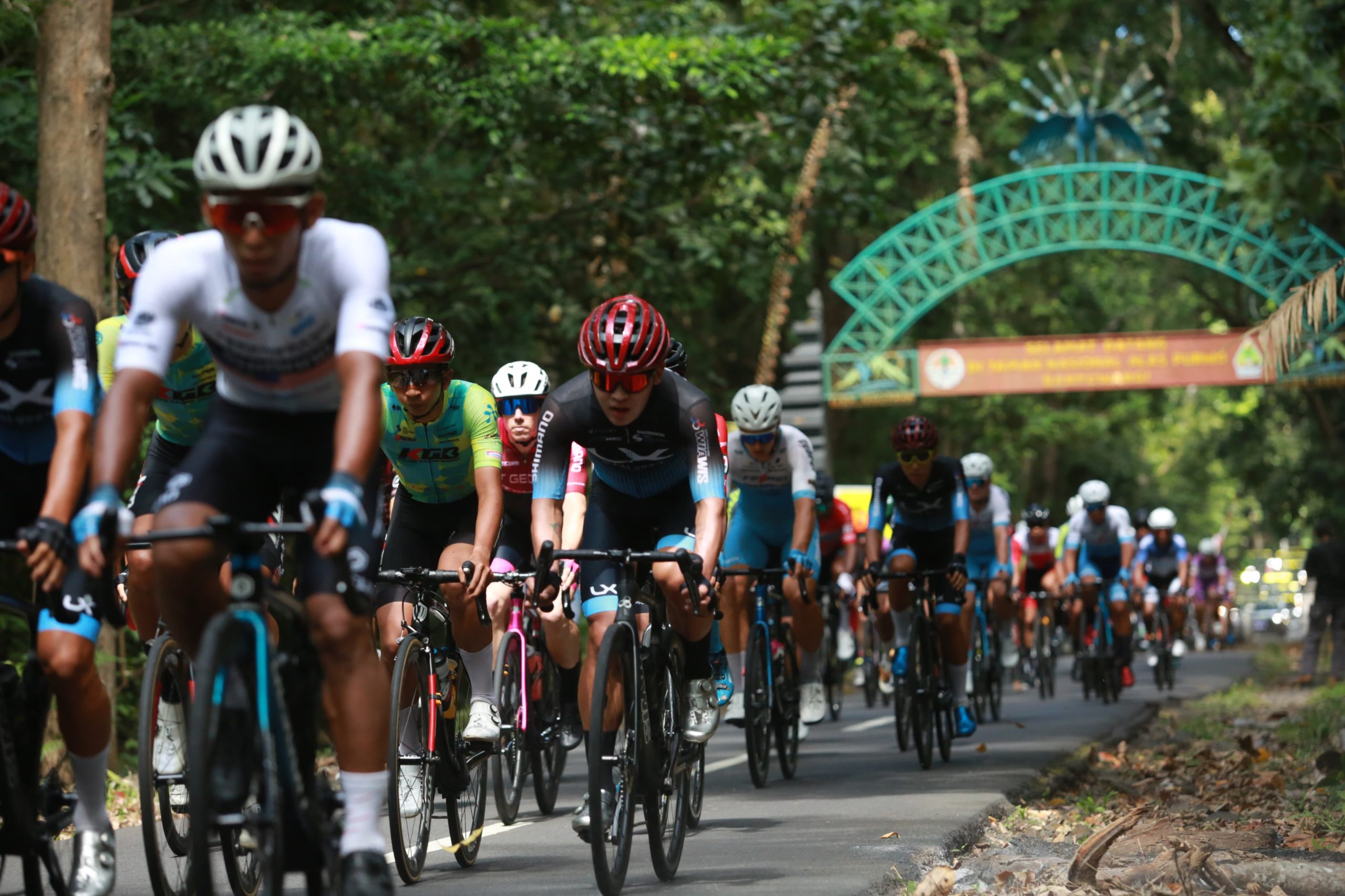 etape-dua-tdbi,-pembalap-susuri-cagar-biosfer-dunia-di-alas-purwo-banyuwangi
