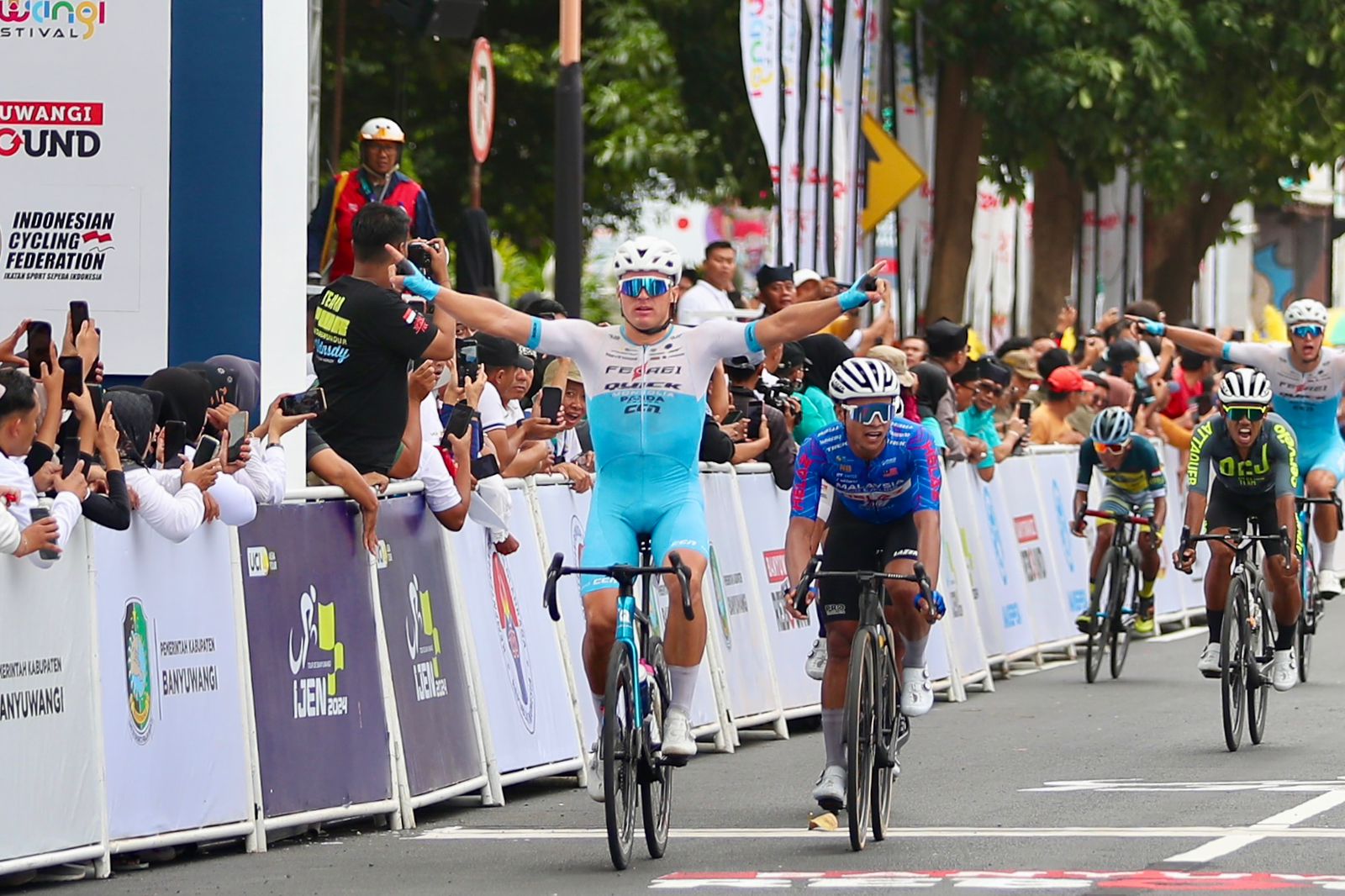 pertarungan-sengit,-pembalap-australia-pertahankan-ijen-jersey-etape-2-tour-de-banyuwangi-ijen