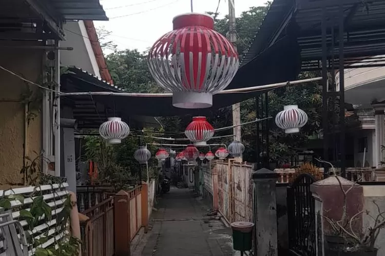 meriahkan-agustusan,-gang-kampung-di-rogojampi-berhias-lampion-paralon