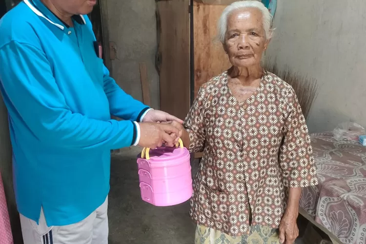 baznas-banyuwangi-salurkan-bantuan-rantang-duafa-bagi-mbah-siti