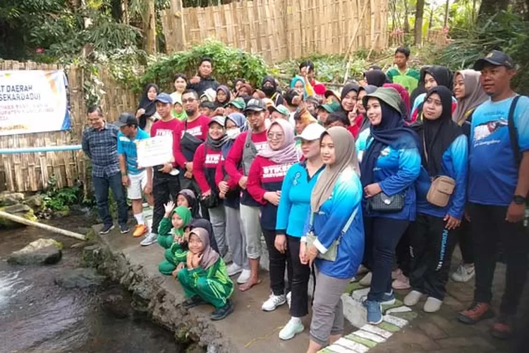 sekardadu-2024,-stikes-banyuwangi-bersama-sdn-2-tamansuruh-sebar-ikan-di-aliran-sungai-desa