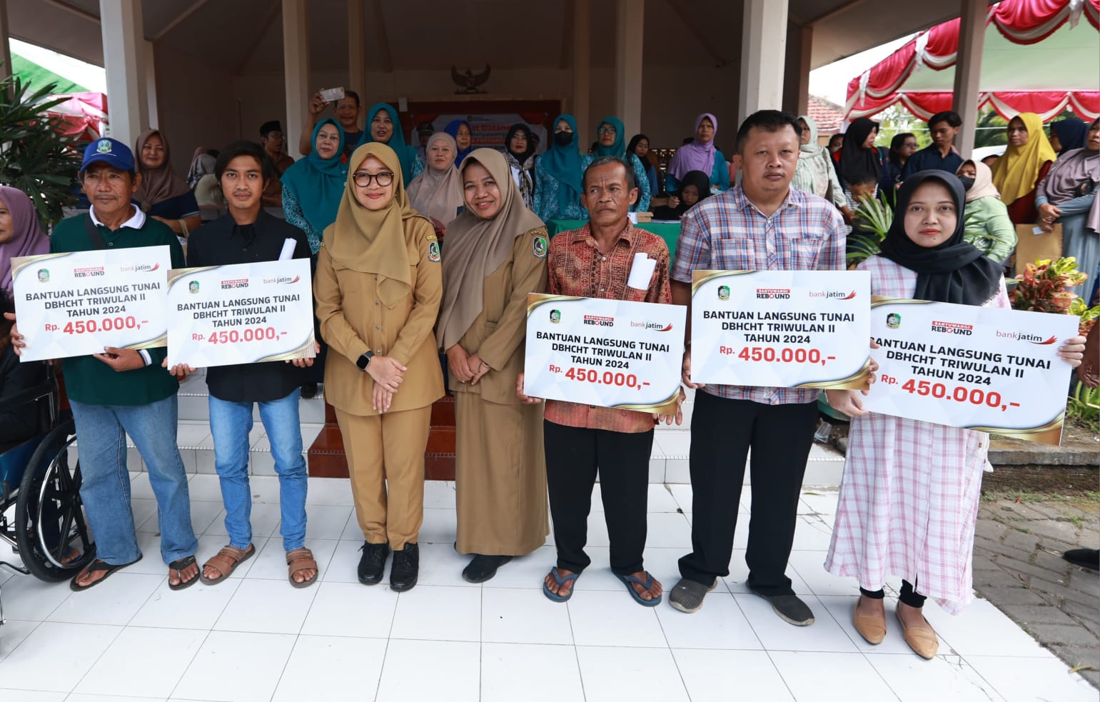 salurkan-blt-dbhct-rp4,4-m-ke-2.450-kpm,-bupati-ipuk:-semoga-berkah