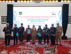 Perkuat Pendidikan Karakter, Bupati Ipuk Salurkan Insentif Guru Semua Agama