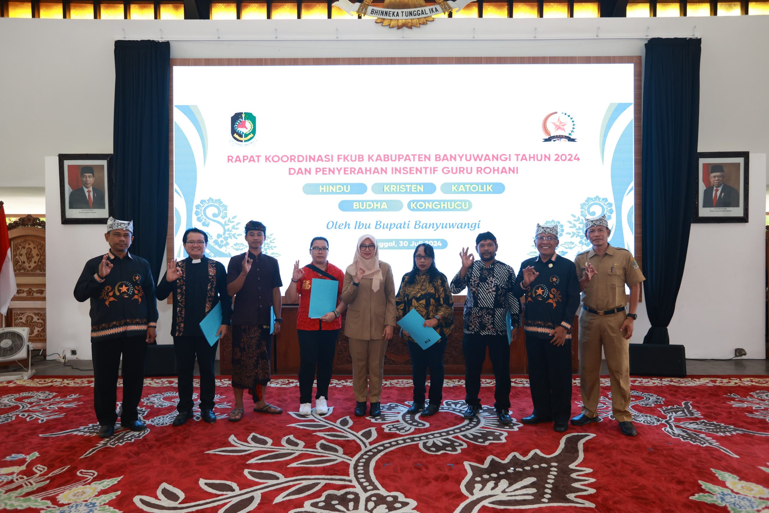 perkuat-pendidikan-karakter,-bupati-ipuk-salurkan-insentif-guru-semua-agama