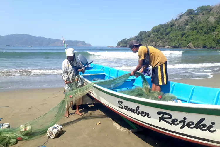 ombak-tinggi-bukan-halangan,-nelayan-rajegwesi-banyuwangi-panen-ikan-lemuru