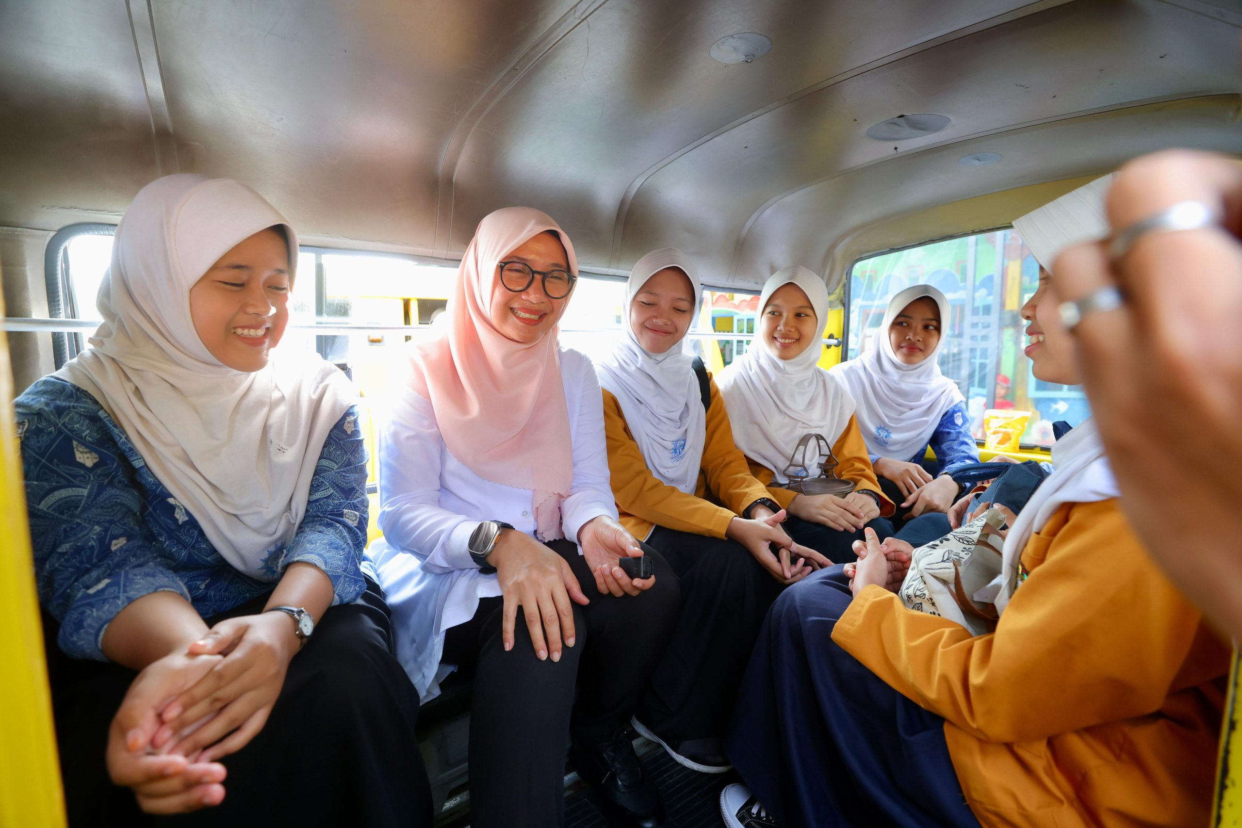 angkutan-pelajar-gratis-banyuwangi,-mudahkan-transportasi-sekolah-serta-berdayakan-sopir-angkot