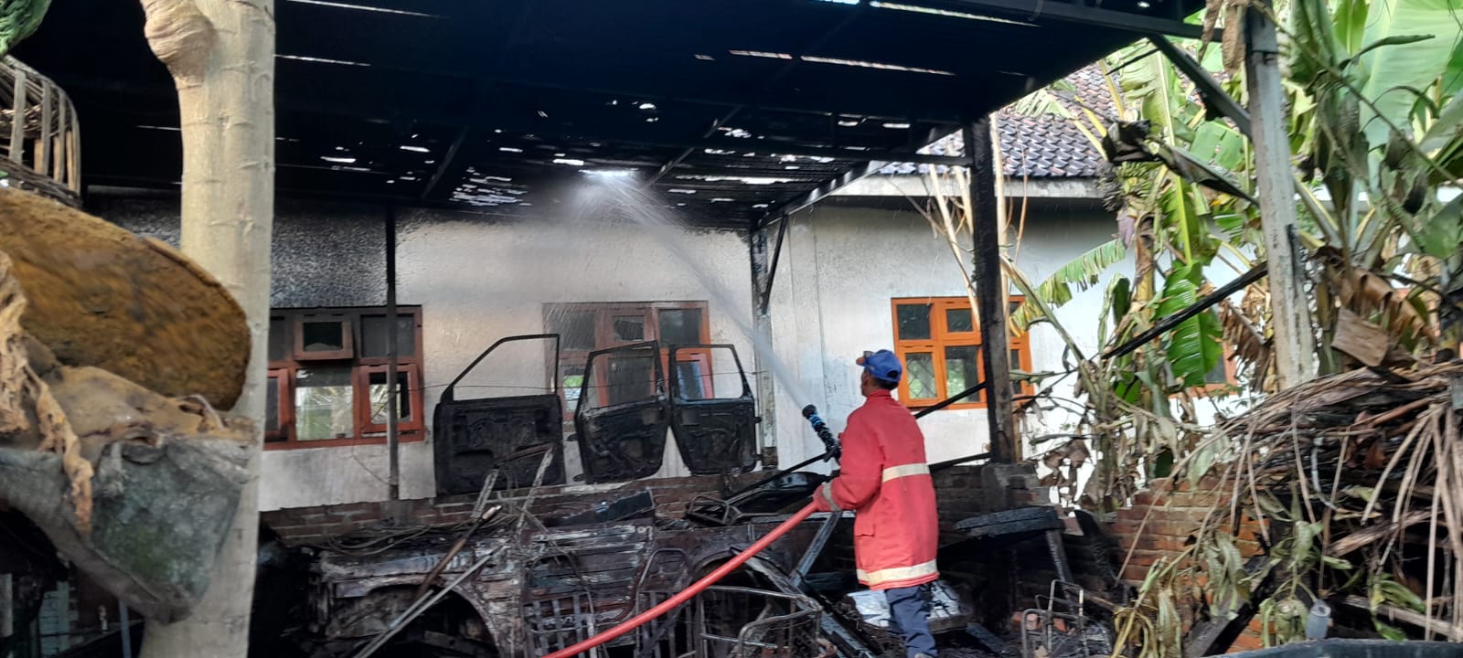 sembrono-bakar-sampah,-satu-gudang-bengkel-mobil-habis-dilahap-api-di-puwoharjo