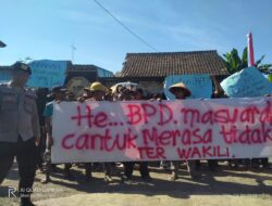 Dianggap Tak Becus Bekerja, Ratusan Warga Desa Cantuk Tuntut Ketua BPD Mundur