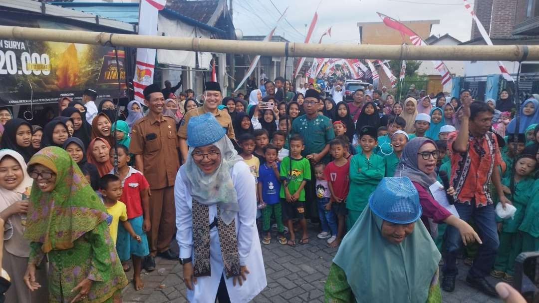 bupati-banyuwangi-lomba-agustusan-lawan-ibu-ibu-saat-gelar-bunga-desa