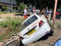 Sopir Pusing Saat Mengemudi, Taksi Tercebur Selokan di Banyuwangi