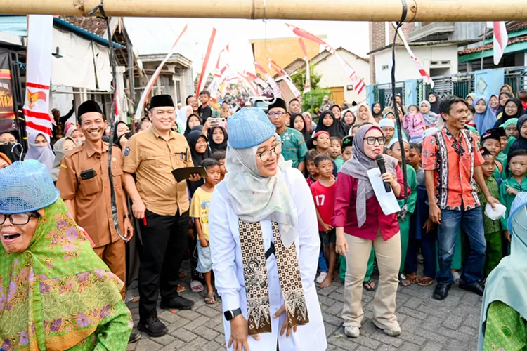 bunga-desa,-bupati-ipuk-ikut-lomba-agustusan-bareng-warga-labanasem-banyuwangi-–-radar-banyuwangi
