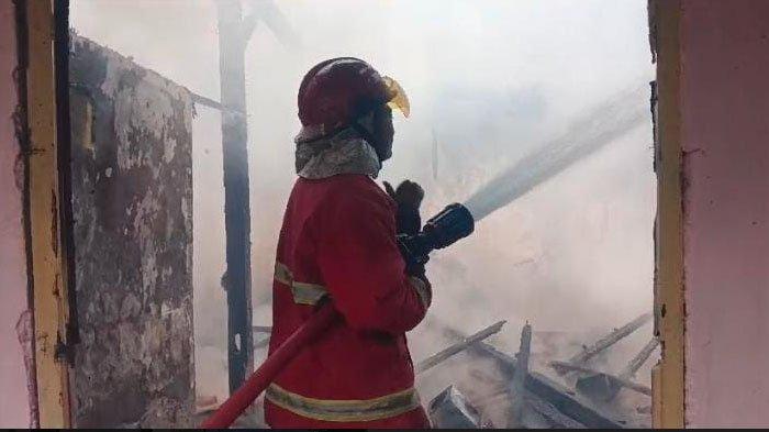 rumah-ngontrakan-di-banyuwangi-mendadak-terbakar,-kerugian-senilai-rp120-juta-–-tribunjatim.com