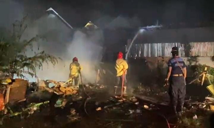 akibat-bakar-sampah,-kobaran-api-hanguskan-gudang-konsen-dan-tempat-rongsokan-di-banyuwangi