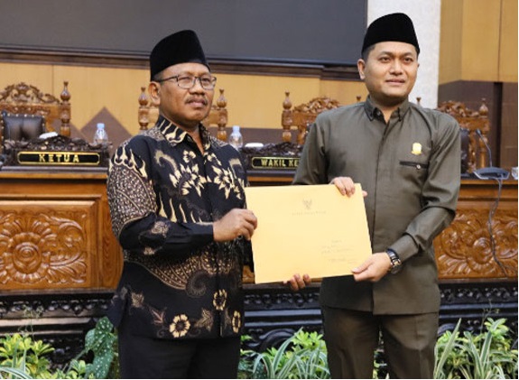 nota-pengantar-raperda-perubahan-apbd-telah-diterima-oleh-dprd-banyuwangi