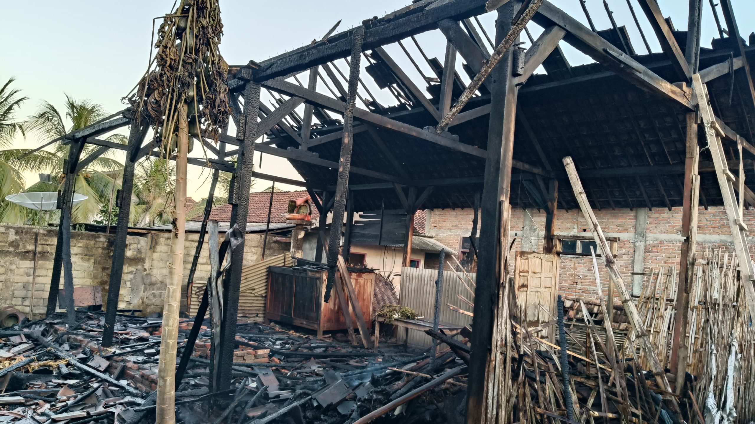 dapur-dan-kandang-ternak-di-banyuwangi-hangus-terbakar,-enam-ekor-kambing-mati
