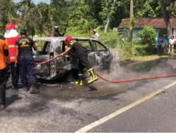 Diduga Korsleting Kelistrikan, Sebuah Mobil di Banyuwangi Hangus Terbakar